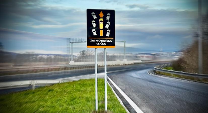 Új figyelmeztető táblák a szlovákiai autópályákon: egy apró döntés akár életekbe – vagy 99 euróba is kerülhet