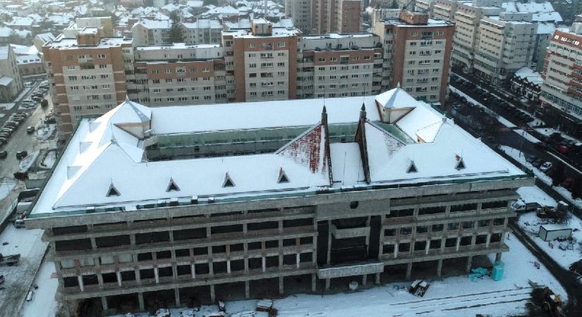 Télen is dolgoznak Hargita megye két kulcsfontosságú középületének felújításán