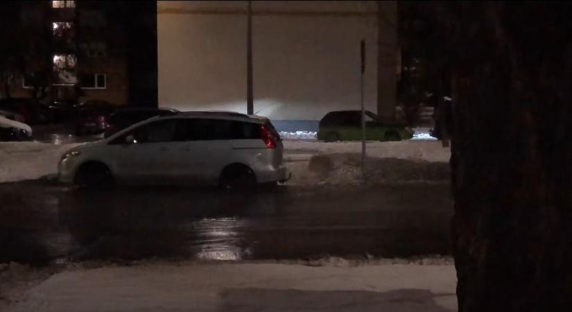 Eldurrant egy 400-as vezeték - folyóvá változott Gyöngyös egyik utcája