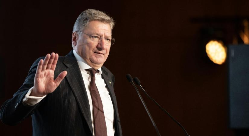 „Ugrott a luxusiroda és az elnöki Mercedes-Benz” – nyíltan pocskondiázza Parragh Lászlót utóda a fideszes lapban