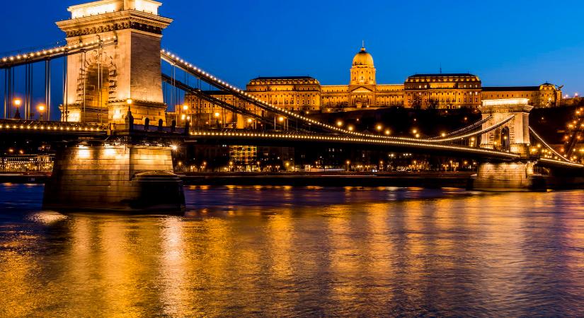 Itt a videó, Budapest szívében az utcára került valami, amire az egész világ felkapja a fejét