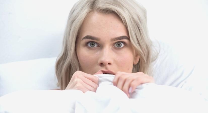 Arra ébredt a nő, hogy valami nyomja a mellkasát: majdnem szívrohamot kapott, mikor megpillantotta a két és fél méteres élőlényt