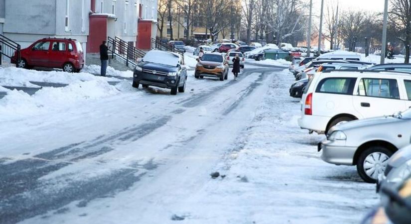 Járhatatlan a Mecsek-oldal, az autók a tükörjégen csúszkálnak, a Biokom nem tesz semmit – háborog olvasónk