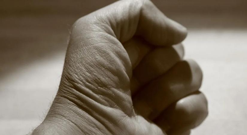 Földön fekvő szociális gondozottat taposott a falu szörnyetege, most bíróság elé került a támadó