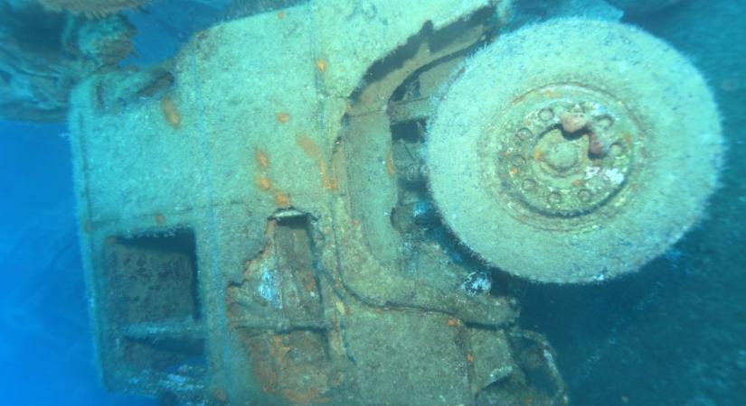 Magyar kamionok is fekszenek a Földközi-tenger mélyén, egyikükben még az ebéd is visszavárja a sofőrt