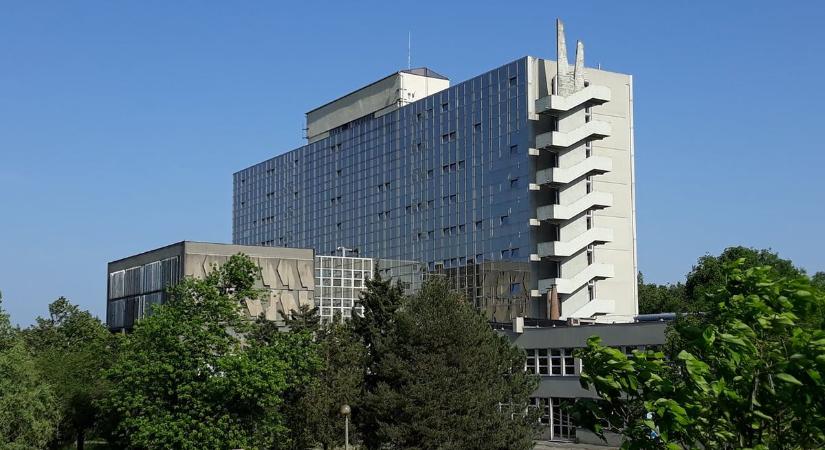 Ez most nem ajánlás: kötelező maszkviselés lépett életbe a kórházban