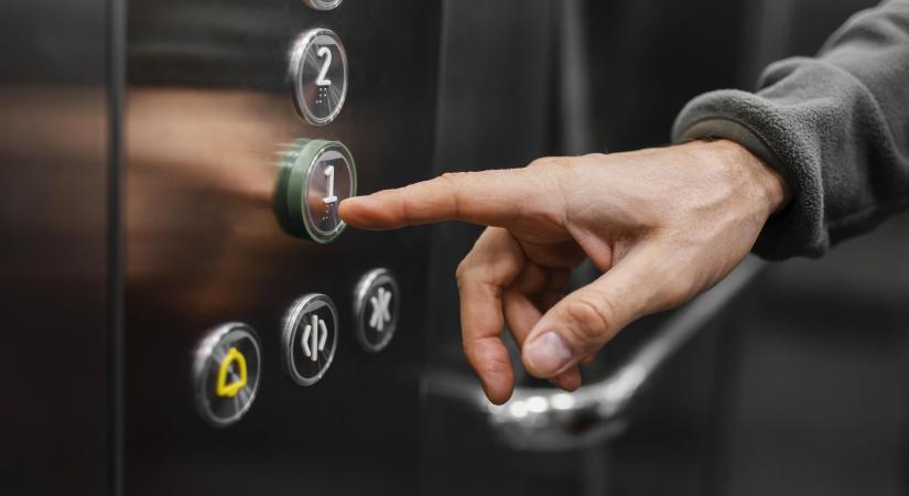 Egy 72 éves nővel erőszakoskodott a miskolci liftben