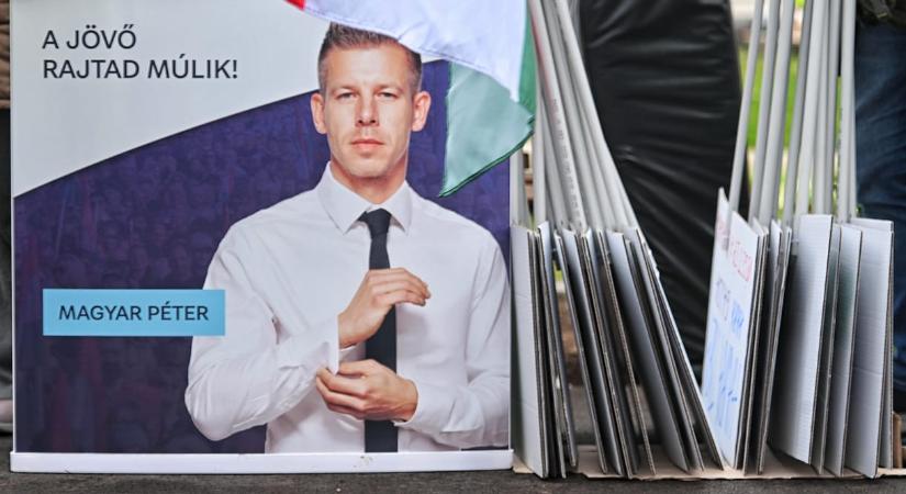 „Ajánld fel az ablakod, erkélyed, kerítésed vagy kerted egy Tisza-molinónak” – új kampányba kezdenek Magyar Péterék