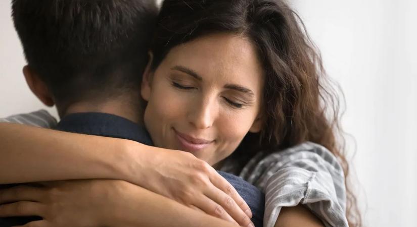 Szakemberek állítják: az ölelés hiánya komoly mentális zavarokat okozhat