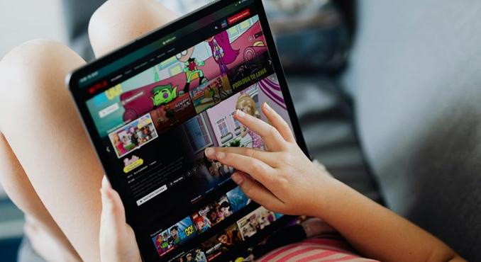 Friss kutatás szerint jóval kevesebb szót mondhatnak ki a sokat képernyőző kétéves gyerekek