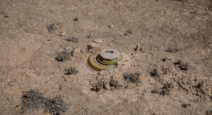 A lengyelek félni kezdtek: aknákat telepítenek a keleti határra