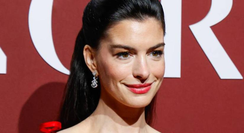Anne Hathaway-t Budapesten fotózták le: a színésznő hazánkban forgatja legújabb filmjét