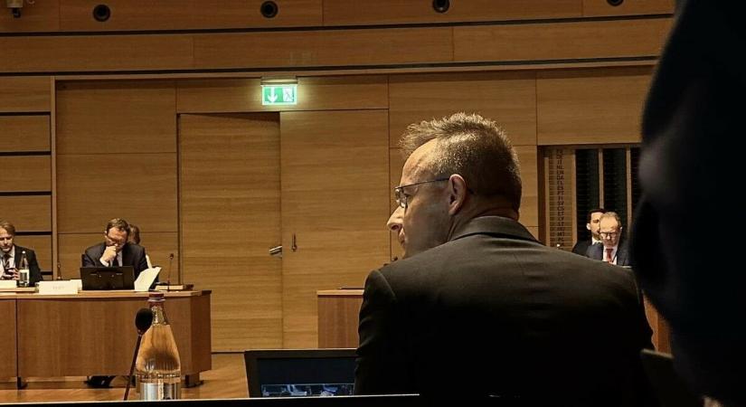 Szijjártó Péter megfenyegetette az EU-s nagyköveteket