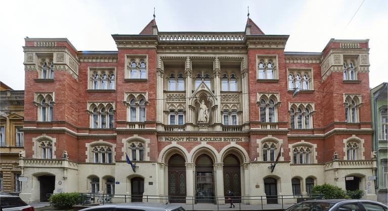 Döntött a bíróság, vissza kell venni az LMBTQ-tanulmánya miatt kirúgott oktatót a Pázmányra