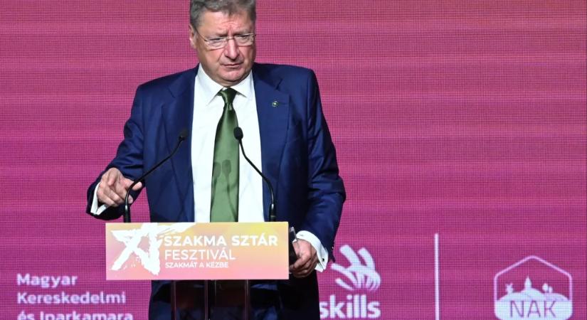 Az Iparkamara új elnöke azzal dicsekedett, hogy visszafogták a luxizást, még Parragh László Mercedes limuzinját is lecserélték