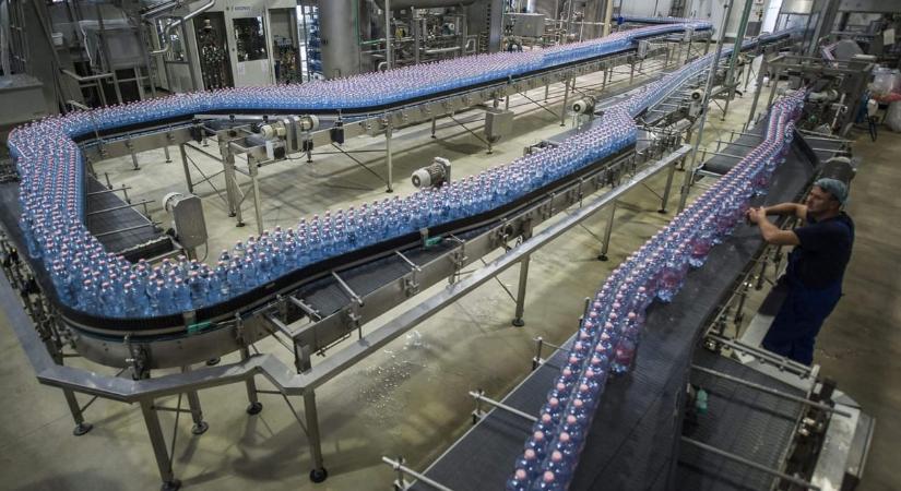 AZ MNB megbüntetett egy ásványvizes céget, mert rendszeresen nem mondott igazat