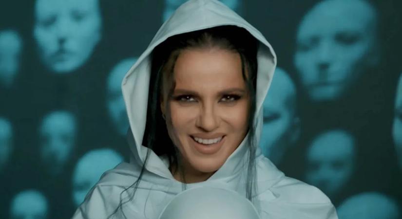 Köldökig kivágott felsőben villantott Péter Szabó Szilvia