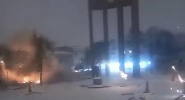 Pár méterre tőle csapódott be egy orosz drón, békésen folytatta a hólapátolást a lvivi önkormányzati munkás