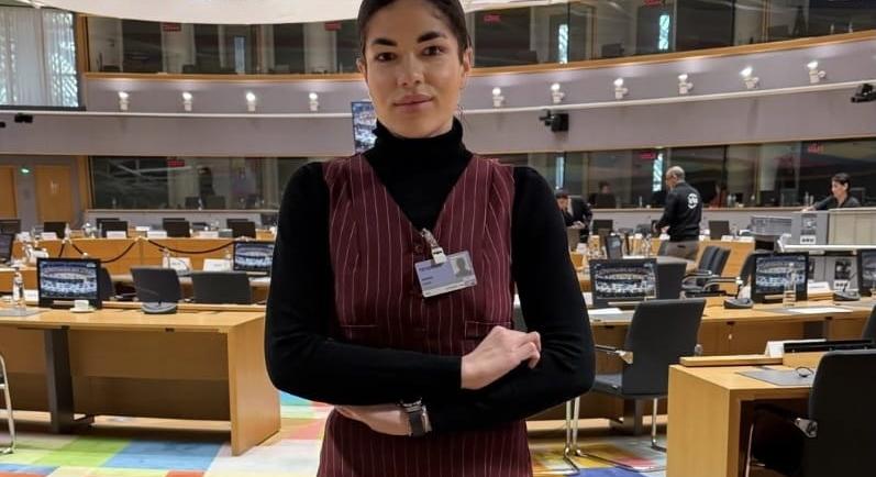 Gáspár Evelin a honvédségi gépről posztolt, nyoma sincs Szijjártó szalámis szendvicsének