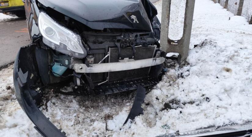 Oszlopot találtak telibe Hevesben, sajnos nem hiába rohant a mentő – fotóval
