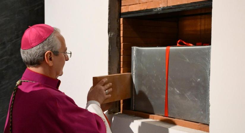 Befalazták a szent kapukat – Jézus Krisztus feltámadásának kétezredik évfordulóján lehet a következő szentév