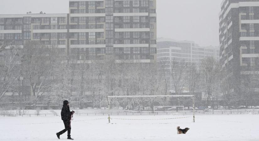 Egy ukrán önkormányzati munkást az sem akadályozta meg a hólapátolásban, hogy becsapódik mellette egy drón