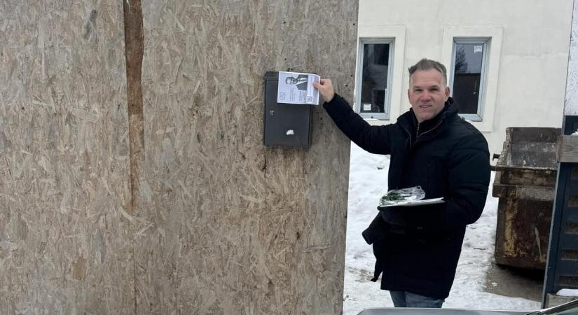 Szórólappal próbálkozik a tiszás képviselő, hátha Orbán Balázs családja is rá szavaz majd