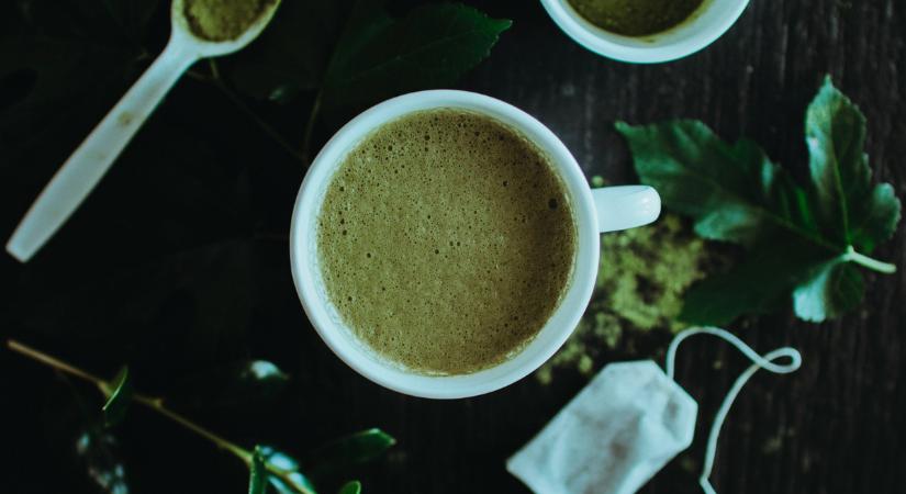 Sokkolta az internetet! Matcha lattét itatott kisbabájával