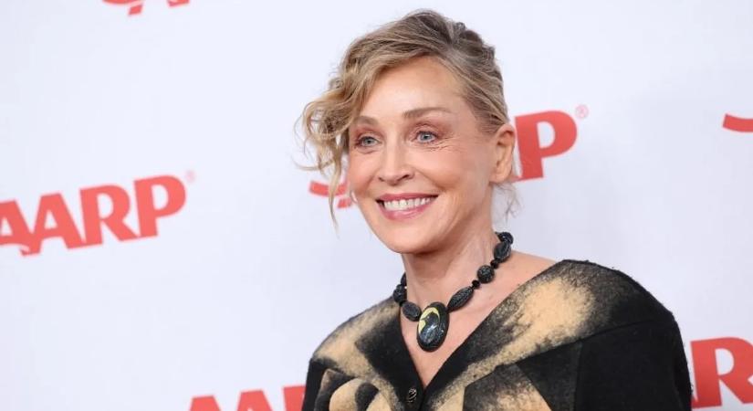Sharon Stone rendkívül kínos szituációba került, de rutinosan megoldotta