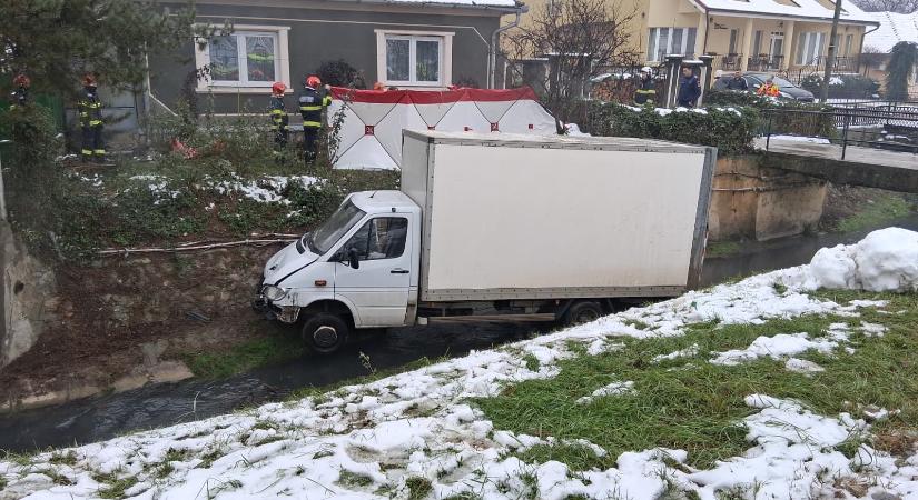 Halálos baleset Félixfürdőn: patakmederbe zuhant egy kisteherautó