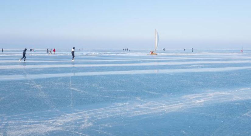 A Balaton egyes részein már a jégre lehet lépni: fontos tudnivalókat közölt a rendőrség