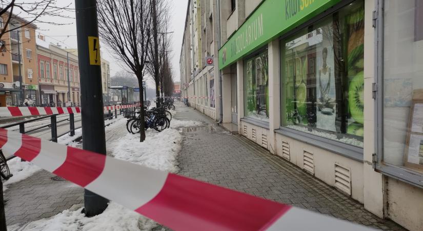 A tetőről lecsúszó hótömeg miatt zárták le a járdát az Andrássy úton