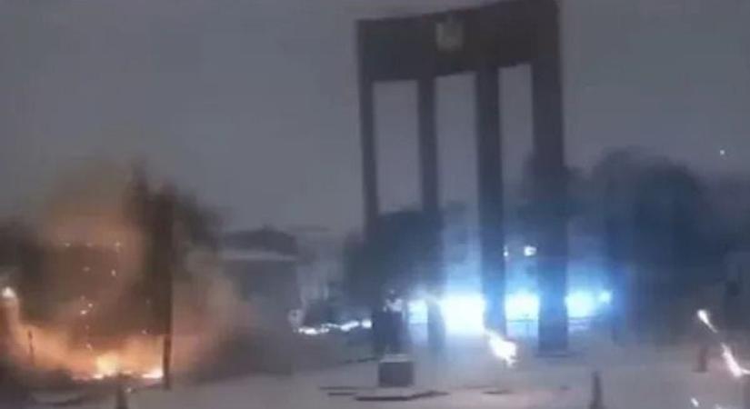 Mintha mi sem történt volna: teljes nyugalommal folytatta a hólapátolást az a nő, akit majdnem felrobbantott egy orosz drón (VIDEÓ)