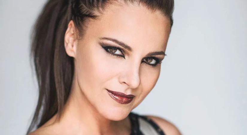 A NOX énekese köldökig kivágott, merész felsőben villantott