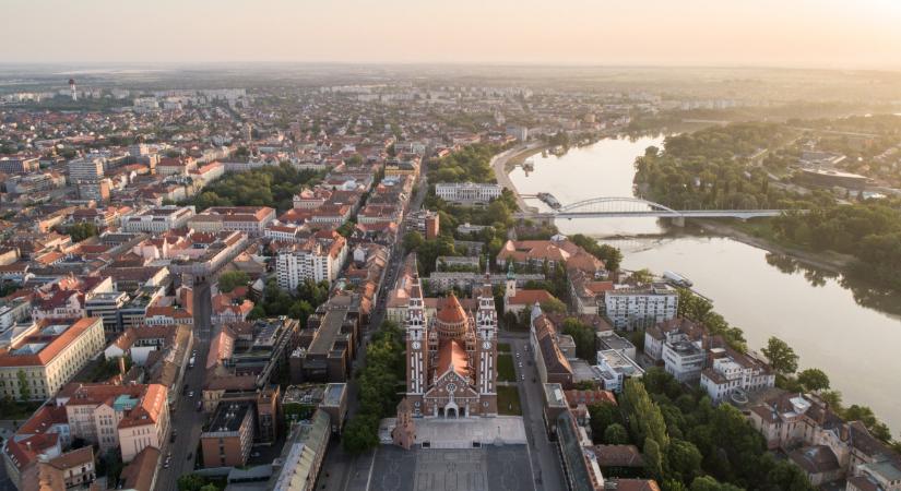 Híd alá szorult egy rendőrbusz Szegeden