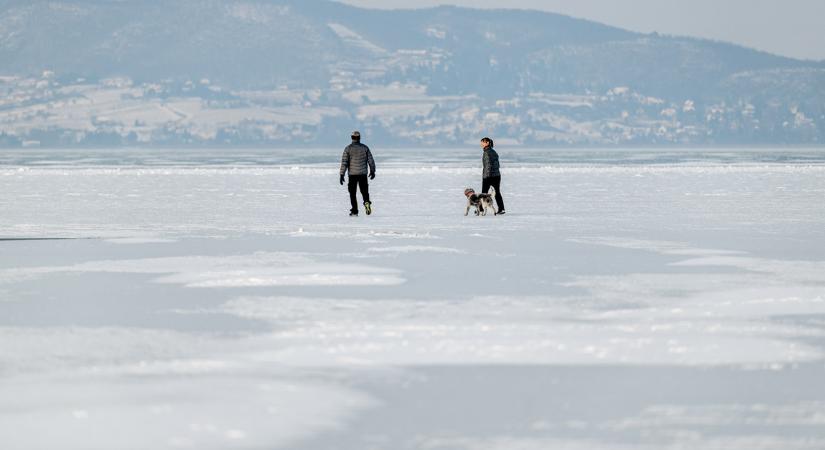 Elérte a biztonságos vastagságot, rá lehet menni a Balaton jegére a déli parton