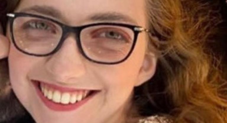 Két kutya szinte teljesen letépte a fiatal nő arcát, négy évvel később kamerák elé állt