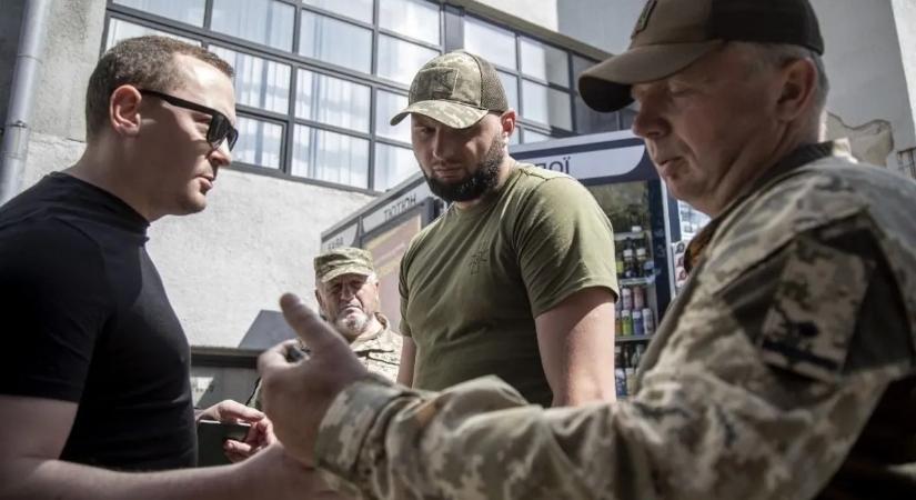 Kegyetlen felvétel: Zelenszkij emberei mínusz 17 fokban rángatták el a férfit