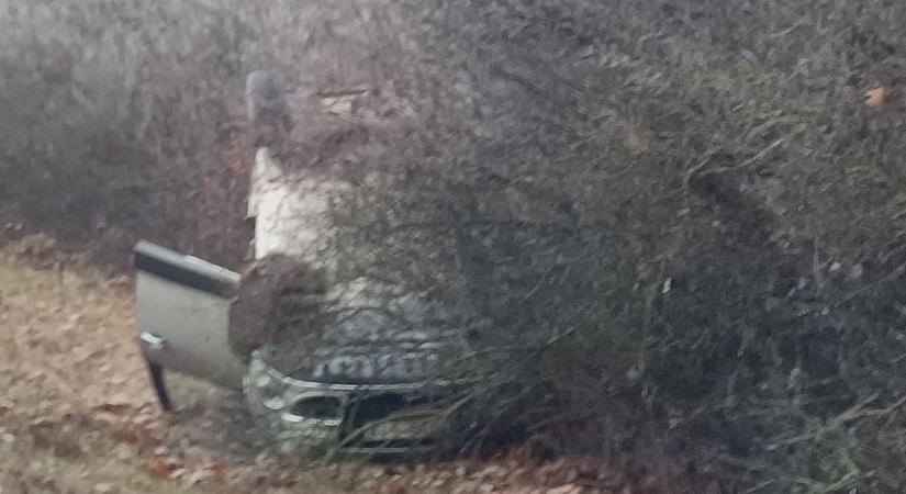 Első fotók a helyszínről: Felborult egy autó Szombathely közelében