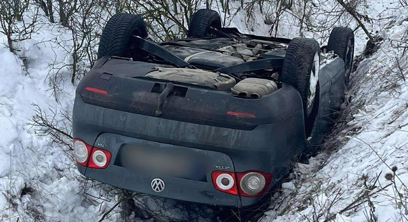Ezt soha ne csináld vezetés közben, mert így jársz