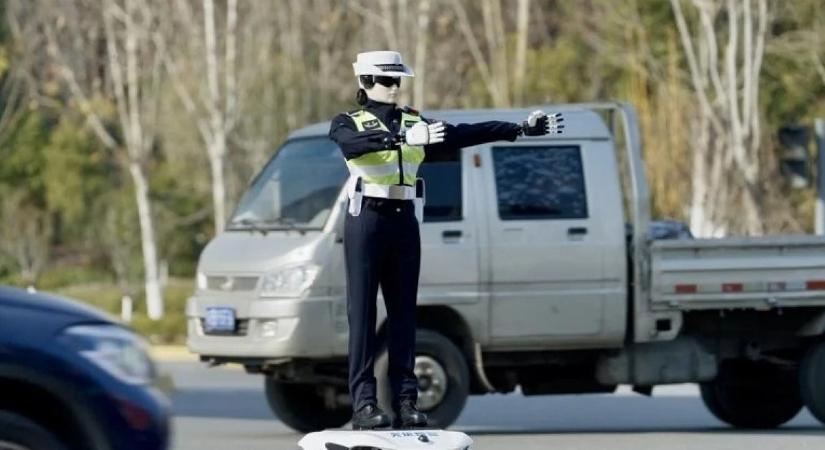Intelligens rendőrrobot állt szolgálatba Kínában: új korszak kezdődik a forgalomirányításban