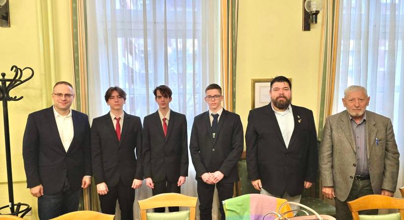 Higgadt cselekedet pánikhelyzetben – hétköznapi hősöket köszöntött Szolnok polgármestere