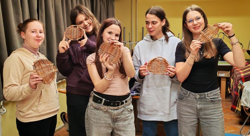 Vesszőfonás a Cseresnyés Kollégiumban