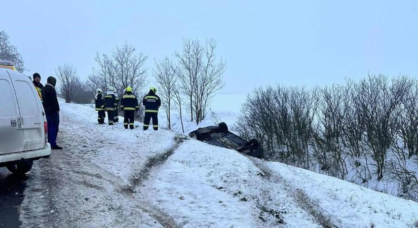 Csak a szélvédőt akarta letörölni, árokba borult a sofőr Tótkomlósnál – fotók