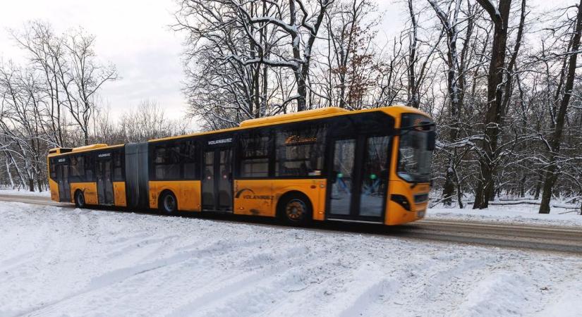 Hó és fagy nehezíti a közlekedést: módosulhat a buszok menetrendje