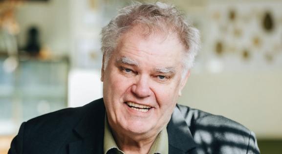 „Sokszor látom Adyt és Esterházyt a Három Hollóban beszélgetni” – a német irodalomtörténész, aki felpezsdítette a kávéházi életet