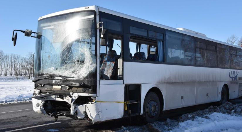 Megszólalt a cég: ennyien kerültek kórházba a munkásokat szállító buszon utazók közül a tragikus baleset után