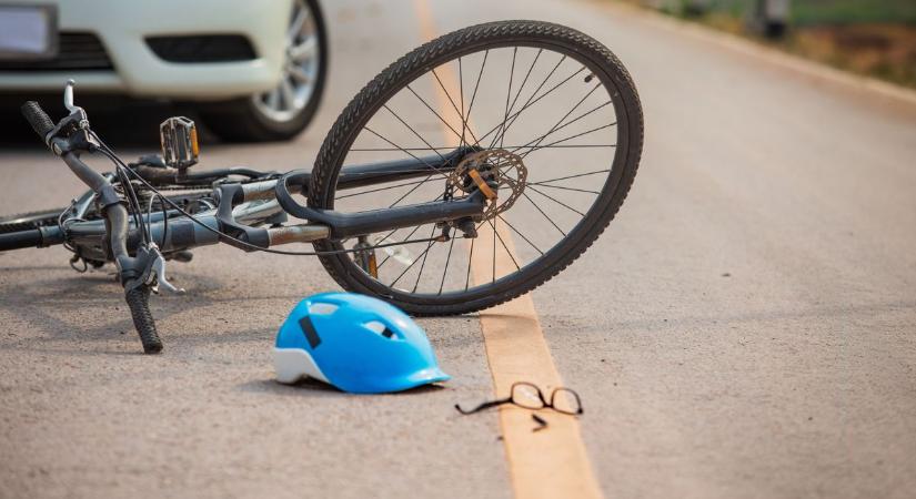 Elütötte a zebrán a kerékpárost, majd segítségnyújtás nélkül elhajtott