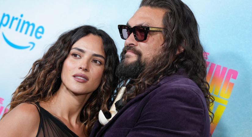 Jason Momoa és fiatal barátnője a vörös szőnyegen estek egymásnak