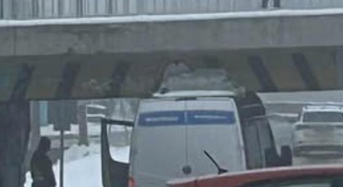 Híd alá szorult a rendőrség egyik járműve